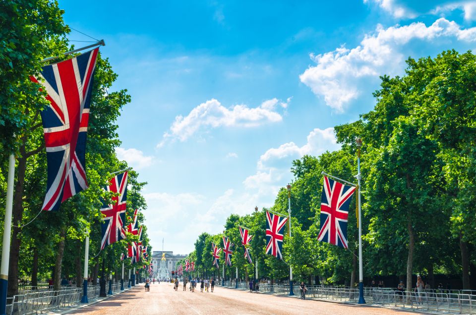 Buckingham Palace & Windsor Castle: Full-Day Tour - The walk and the second meeting point: small distance, big time impact