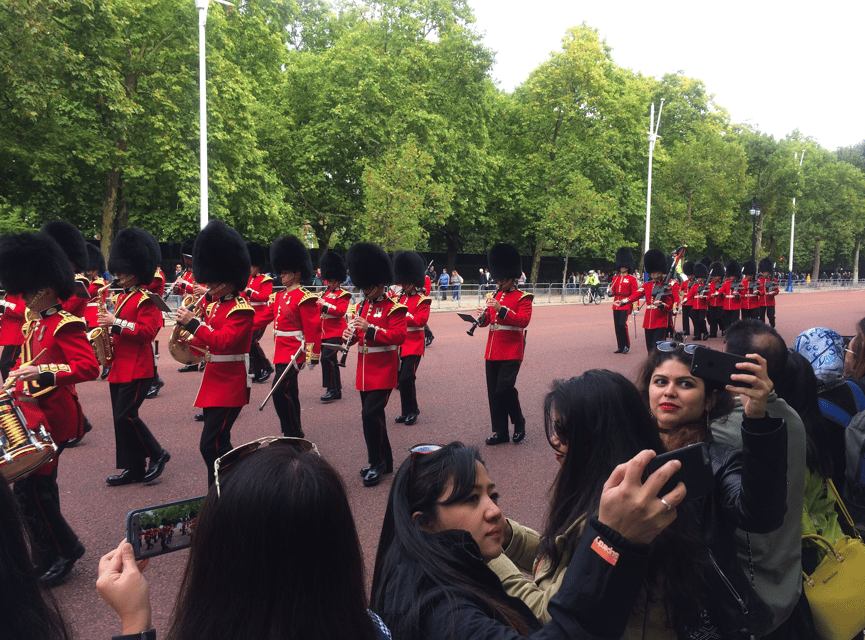 Changing of the Guard at Buckingham Palace - Clarence House and The Mall: understanding the route, not just the moment