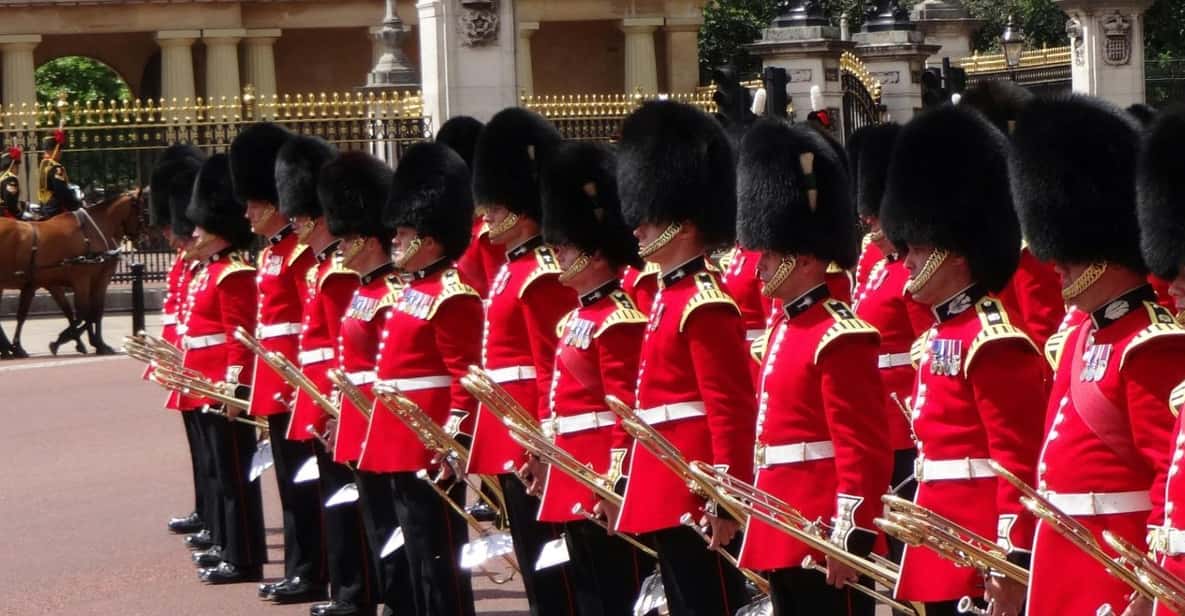 Changing of the Guard Experience in London - Starting at Green Park: your easiest launch into royal London