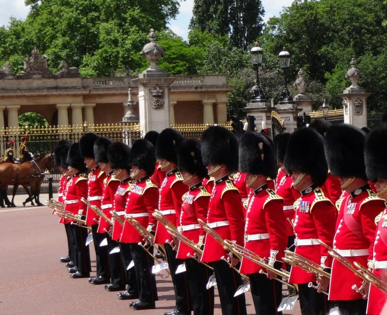 Changing of the Guard Experience in London - The 2-hour route that keeps you moving (and keeps the focus)