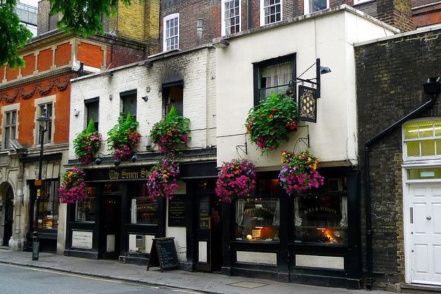 London: 2-Hour Historic Pub Tour - Pub Stop 1: Dylan Thomas, Lost Manuscripts, and Getting the Tone Early