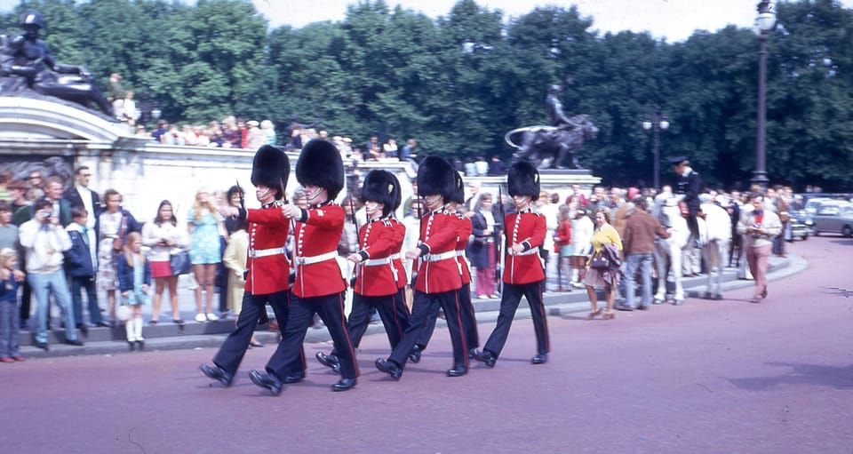 London: Buckingham Palace and Changing of the Guards Tour - Meeting at Green Park: Find Your Guide Fast