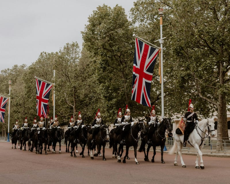 London: Buckingham Palace and Changing of the Guards Tour - How a Guide Improves Your Viewing Spot (Even When Crowds Are the Real Boss)