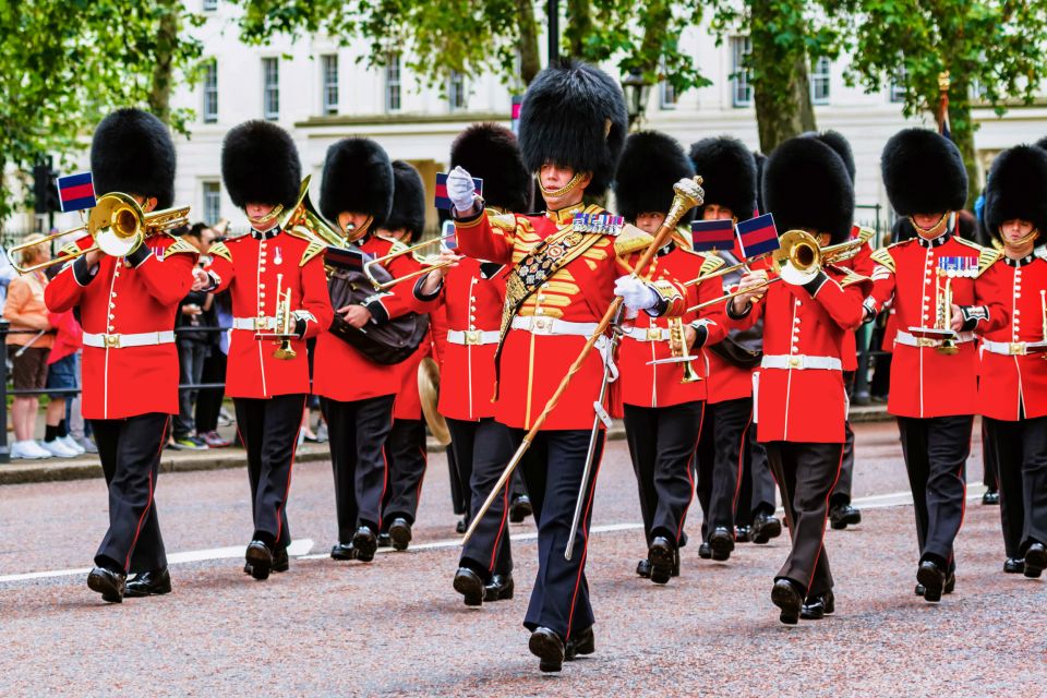London: Buckingham Palace Entry & Changing of the Guard Tour - Changing of the Guard in Motion: How the Guide Helps You See What Counts