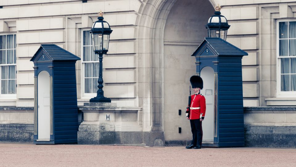 London: Buckingham Palace Walk & Tea at Kensington Palace - Before you go: shoes, bags, and the small details that matter