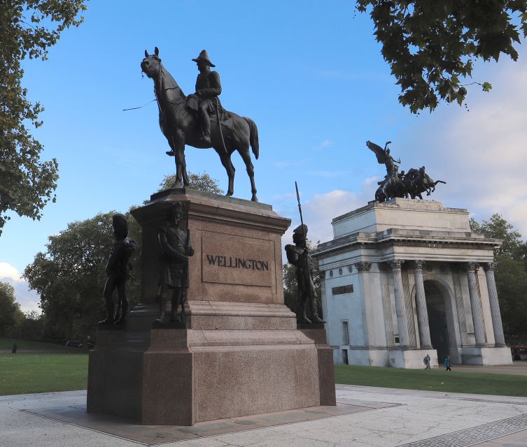 London: Buckingham Palace Walk & Tea at Kensington Palace - St James’s Palace: Tudor power meets everyday intrigue