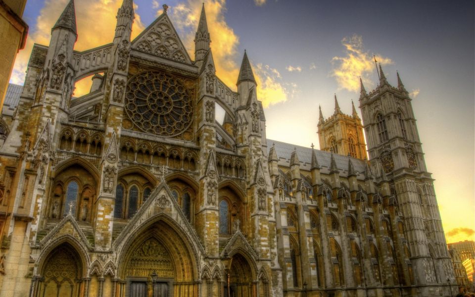 London: Buckingham Palace, Westminster Abbey & Big Ben Tour - Trafalgar Square and Whitehall: stories behind the street corners