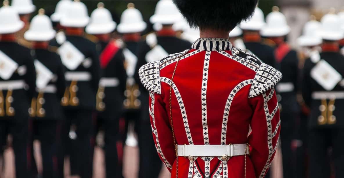 London: Changing of the Guard Experience and Landmarks Tour - What the guide experience looks like in real life