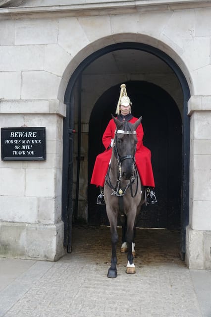 London: Changing of the Guard Guided Tour Experience - Buckingham Palace, Clarence House, and Whitehall on foot