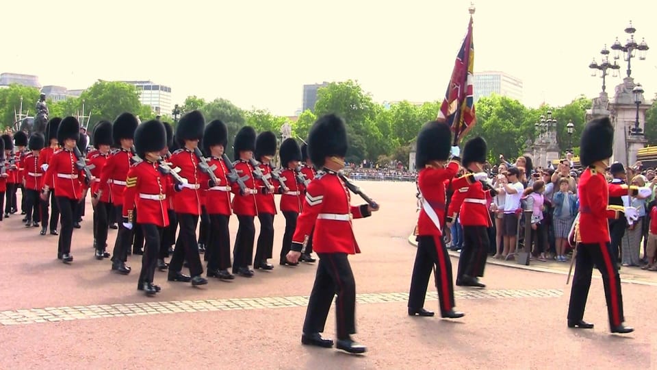 London: Changing of the Guard Guided Tour Experience - Stroll through Green Park and St James’s Park (and why it’s worth it)