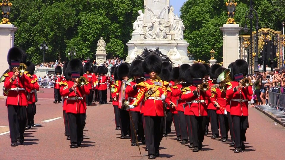 London: Changing of the Guard Guided Tour Experience - Big Ben and Westminster Abbey photo time near the finish