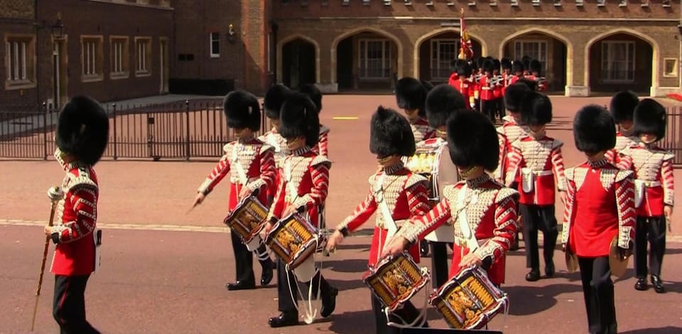 London: Changing of the Guard Guided Tour Experience - How the guide finds the best Changing of the Guard viewpoints (and better photos)