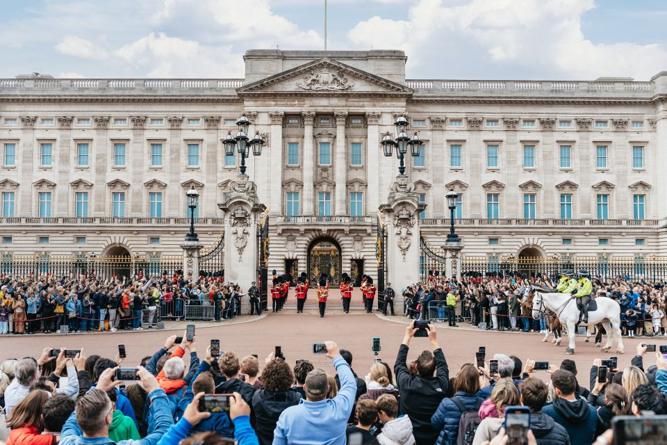 London: Changing of The Guard Tour - The Mall and royal memorials: where the symbolism becomes obvious