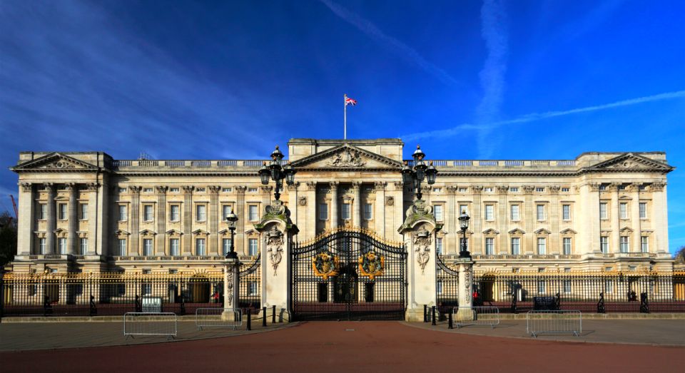 London: Changing of the Guard Tour at Buckingham Palace - First steps at Victoria Palace Theatre: where the tour starts and why it matters