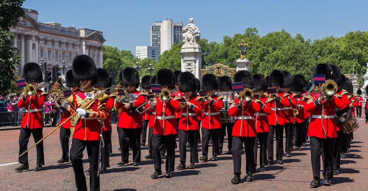 London: Changing of the Guard Tour at Buckingham Palace - Buckingham Palace stop: the big backdrop, plus the realistic view