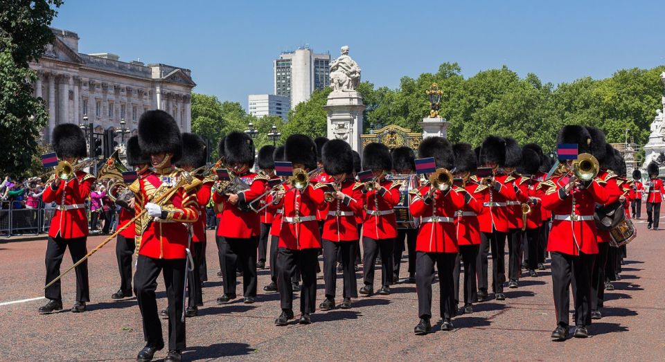 London: Changing of the Guard Tour at Buckingham Palace - Horse Guards Parade at Whitehall: where you finish and where cavalry photos happen