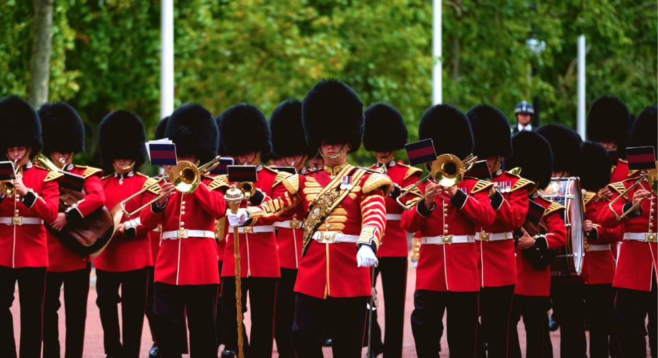 London: Changing of the Guard Tour at Buckingham Palace - Tour pace and what it feels like on the ground