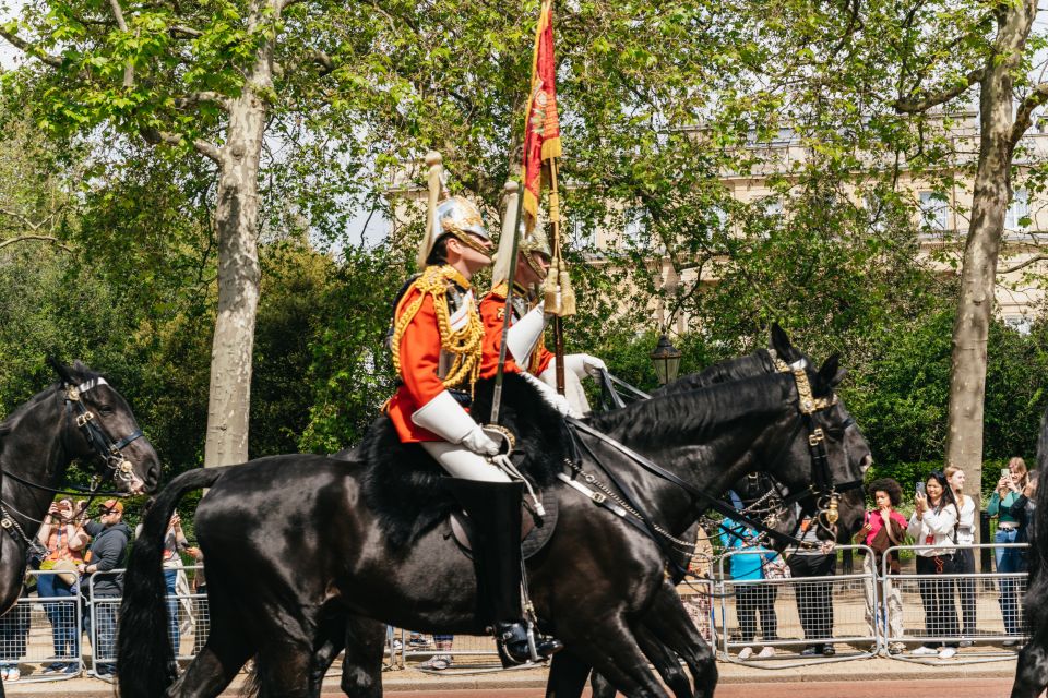 London: Changing of the Guard Tour by Buckingham Palace - Why this Changing of the Guard route beats the palace-gate gamble