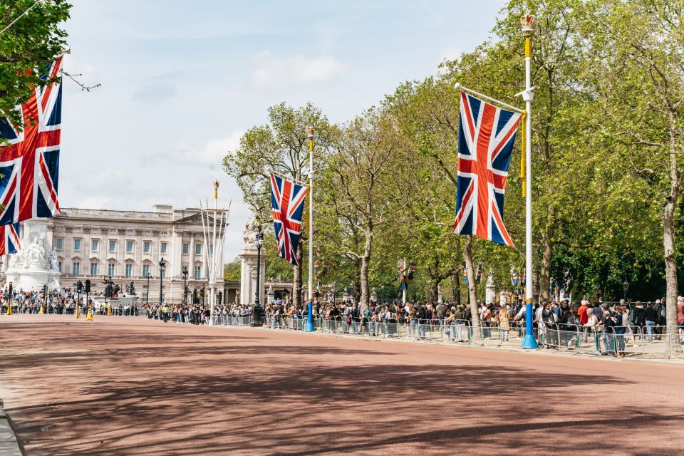London: Changing of the Guard Tour by Buckingham Palace - Weather, guard changes, and the wet change reality check