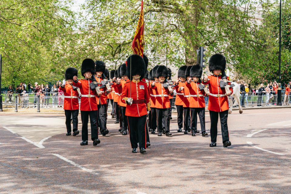 London: Changing of the Guard Tour by Buckingham Palace - Guide quality: why headsets and crowd-control matter