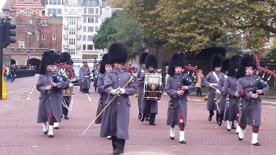 London: Changing of the Guard Walking Tour - Best Spots for Photos at Buckingham Palace and St James Palace