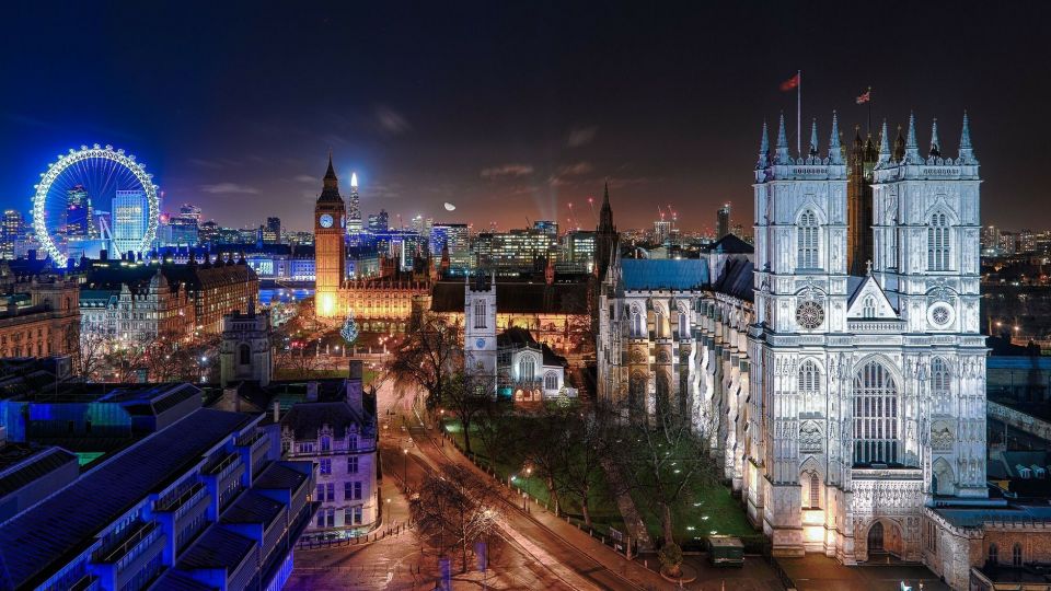 London: Christmas Eve City Tour with Dinner & Midnight Mass - Guide style and group pace: why the night can feel effortless or rushed