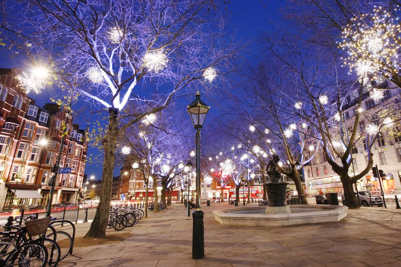 London Christmas Lights Bike Tour - Where the energy peaks: Trafalgar Square and Covent Garden at night