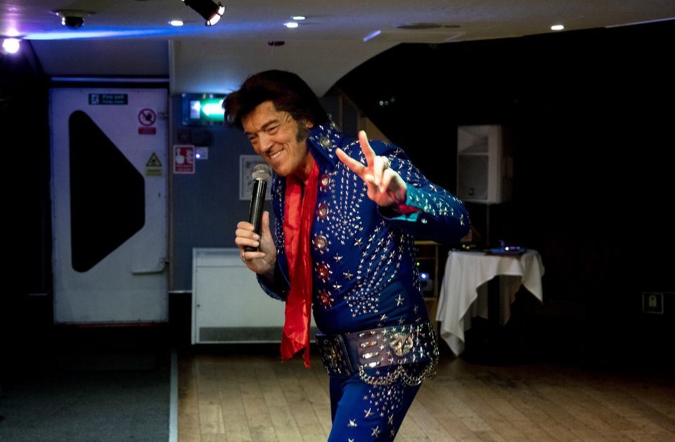 London: Dinner Cruise with Elvis Tribute on the Thames River - Should You Book This Elvis Thames Dinner Cruise?