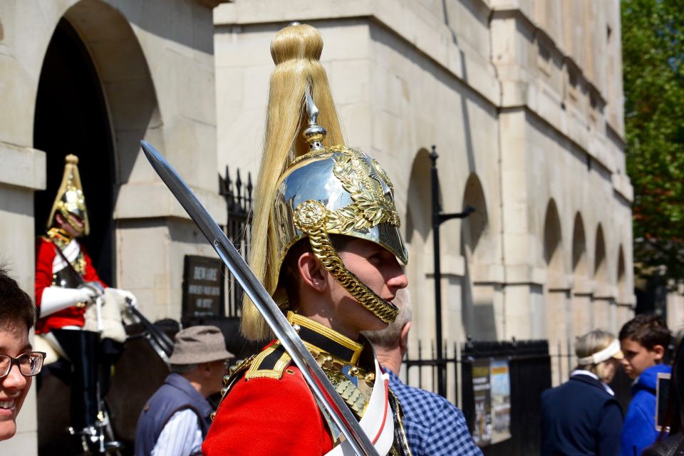 London: German-Speaking Guided Tour of Westminster - Trafalgar Square and Parliament Square: two kinds of power