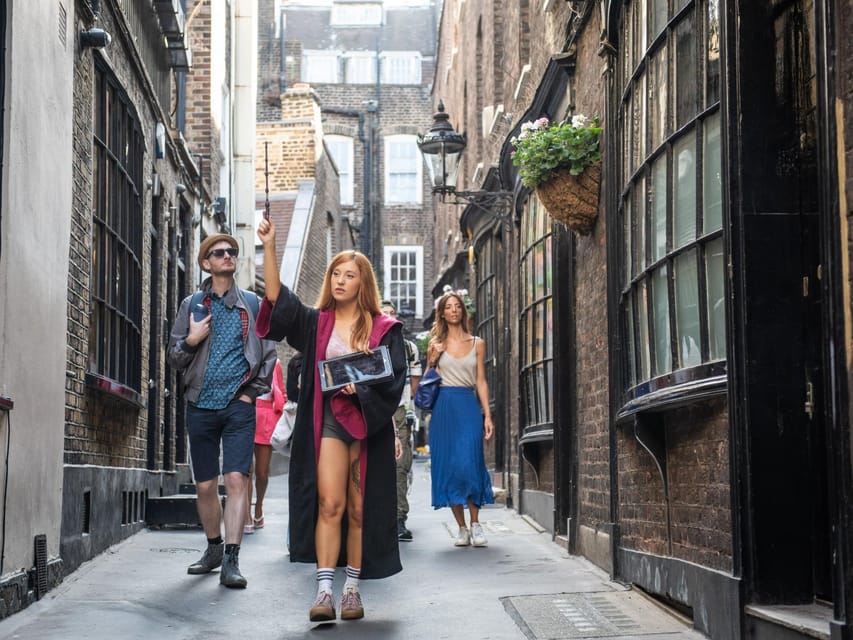 London: Harry Potter Tour & The London Dungeons Tour - Meeting at King’s Cross: the Platform 9 ¾ moment and the first timing trap