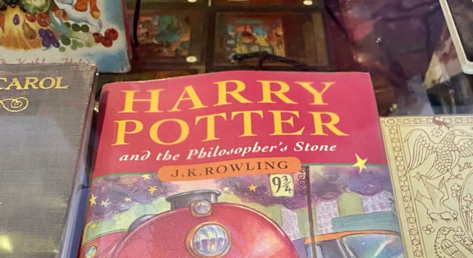 London: Harry Potter Walking Tour with Platform 9 3/4 - Meeting at Embankment: the route starts with a story hook