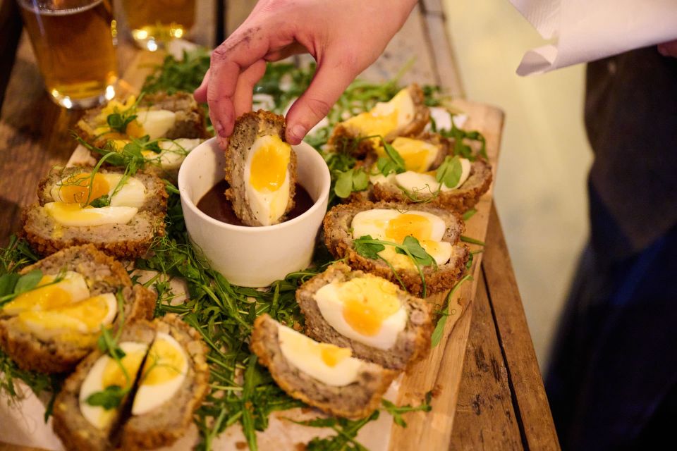 London: Historic Pubs, British Ales & Classic Dishes - The group vibe: why small feels better for pub tours