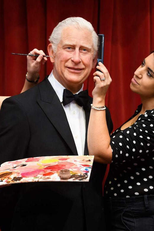 London: Hop-on Hop-off Bus Tour and Madame Tussauds Ticket - Guides, audio, and the included free walking tour