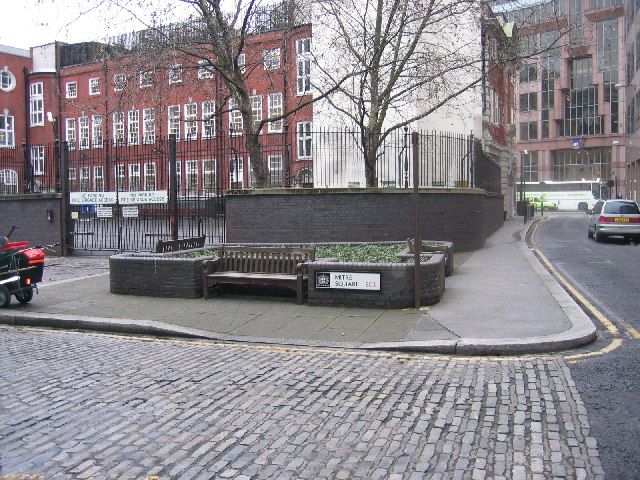 London: Jack the Ripper Evening Walking Tour - Aldgate Underground to Whitechapel streets: what the walk feels like