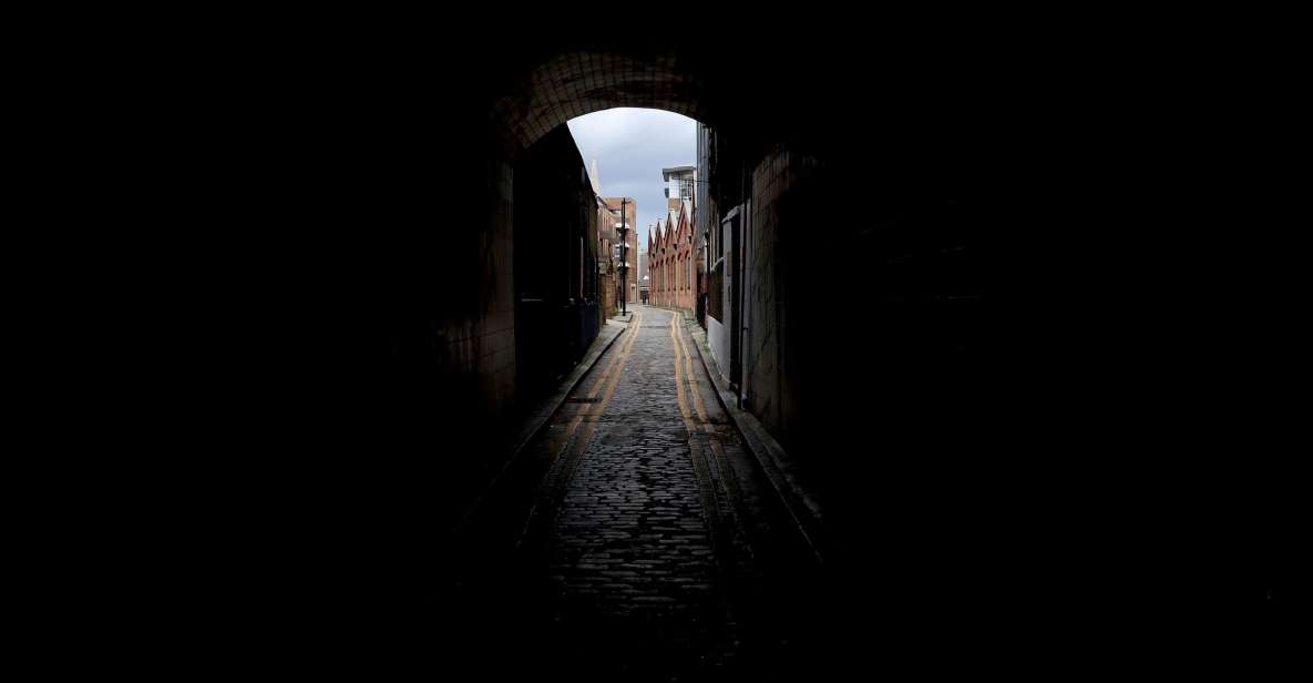London: Jack the Ripper tour in Spanish (RLA Winner) - A 2-hour route starting at St Marys Whitechapel Church Memorial