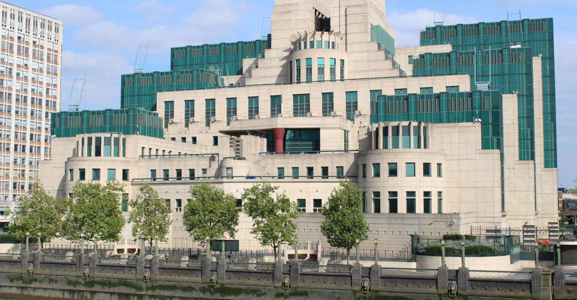 London: James Bond Filming Locations Bus Tour - FAQ
