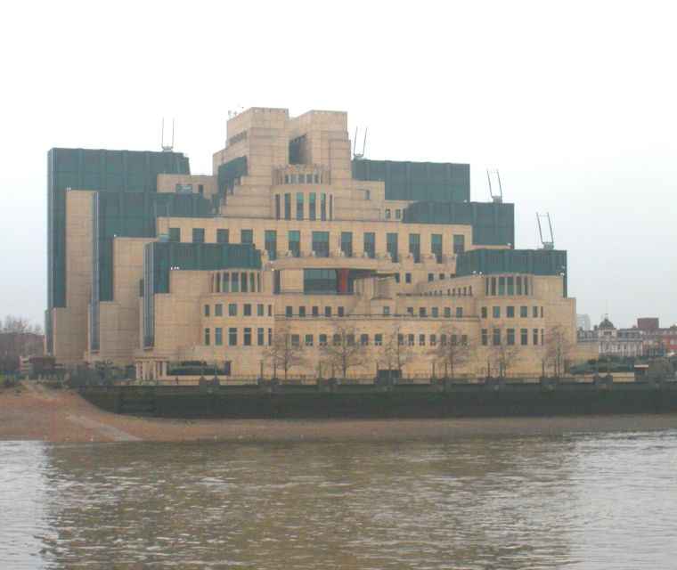 London: James Bond Shooting Locations Tour by Black Taxi - A Private Black Taxi Ride With Spy-Ready Commentary