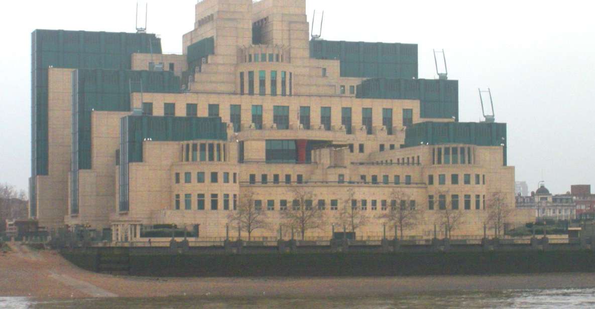 London: James Bond Shooting Locations Tour by Black Taxi - The Dry Martini Bar Moment That Connects to the Legend