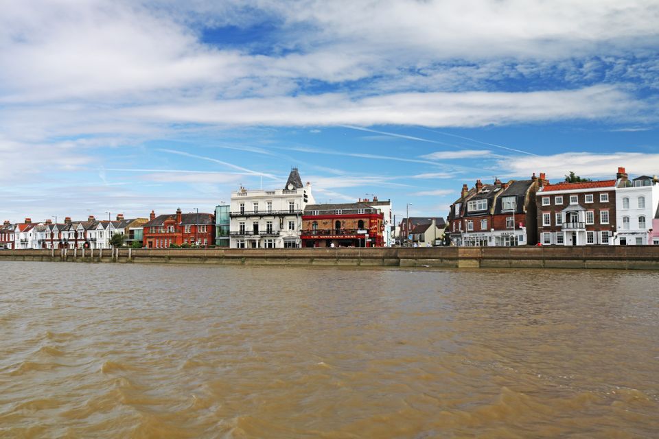 London: Kew to Westminster River Thames Cruise - The river route: Chelsea, Wandsworth, Putney, and race-day vibes