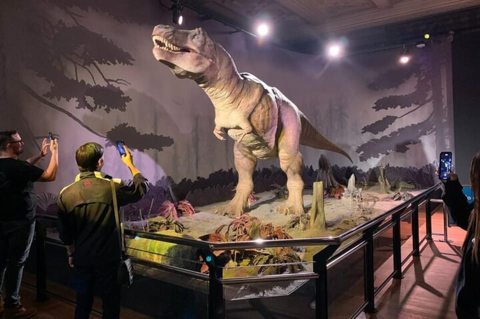 London: Natural History Museum Private Tour & Skip the line - Earthquake simulator and volcano birth: science you can feel