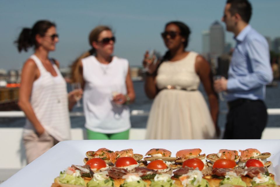 London: River Thames Evening Cruise with Bubbly and Canapés - Weather, Deck Choice, and Photo Tips for Thames Night Lights