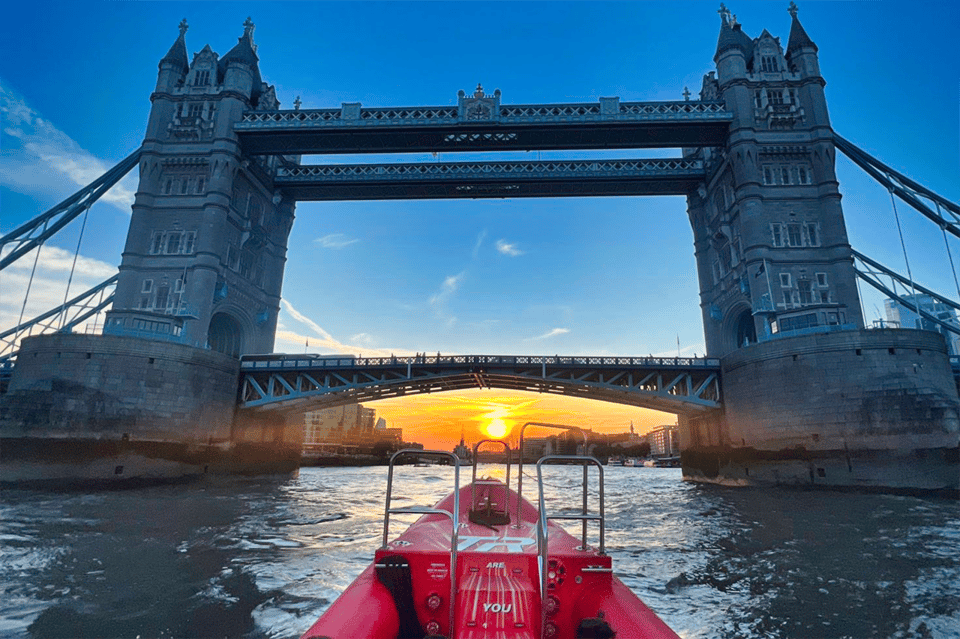 London: River Thames Sunset Speedboat Experience with Drink - London’s sunset speedboat starts at the London Eye Pier