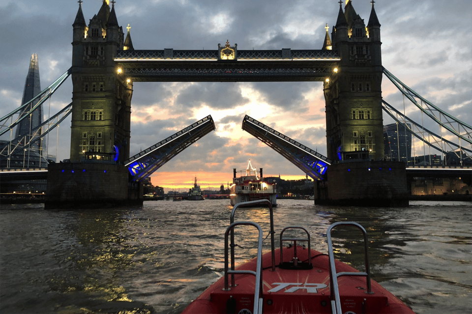 London: River Thames Sunset Speedboat Experience with Drink - The 50-minute experience: fast cruising, live music, and real adrenaline