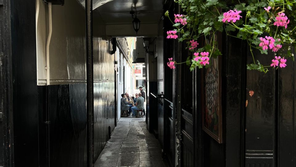 London: Royal Historic Pubs Walking Tour - Starting at Piccadilly Circus: Find the Guide in One Minute