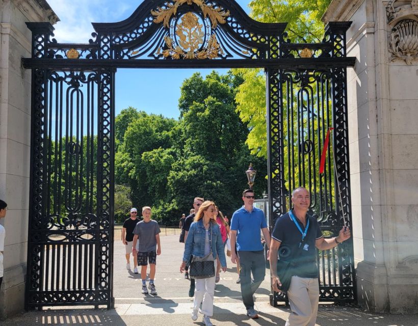 London: Royal Walking Tour and Buckingham Palace Audio Tour - Buckingham Palace entry: skip the lines, then switch modes