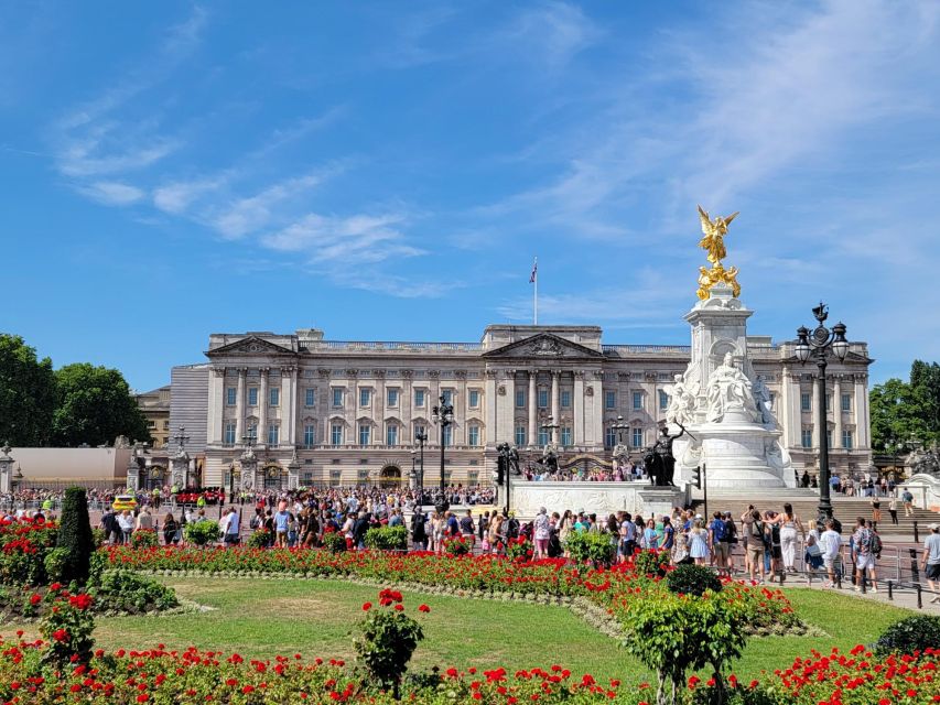London: Royal Walking Tour and Buckingham Palace Audio Tour - Who should book this Buckingham Palace walking + audio tour