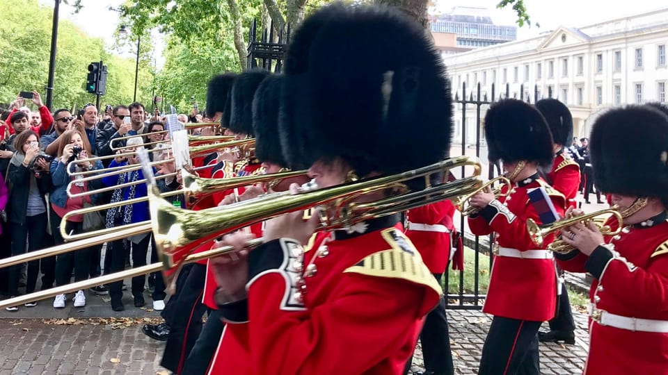 London: Royal Walking Tour with Guard Change & Royal Mews - The Mall and St. James’s Park: where ceremonies travel through the city