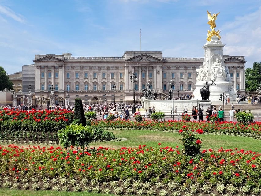 London: Royal Walking Tour with Guard Change & Royal Mews - Changing of the Guard: what you’re really paying attention for