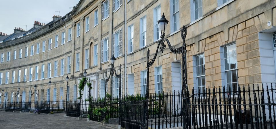 London: Self-Guided Notting Hill Walking Tour with an APP - Powis Mews, Electric Cinema, and Portobello Road: the best “Notting Hill is London” stretch