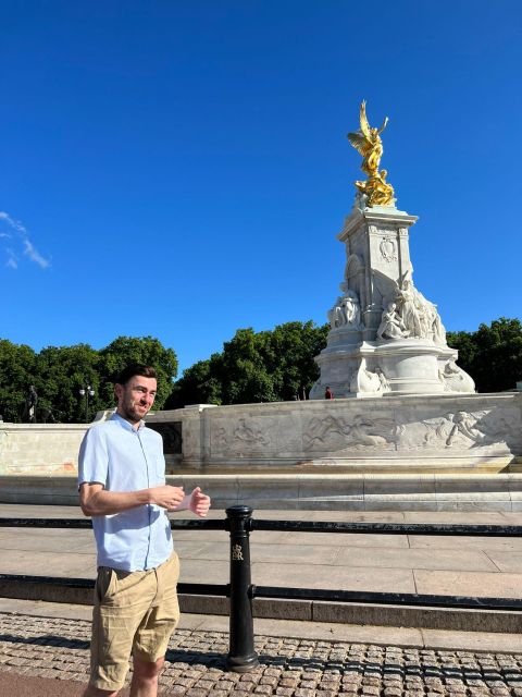 London: Sightseeing Tour - in clear, slow English - Buckingham Palace and the Changing of the Guard: the main event